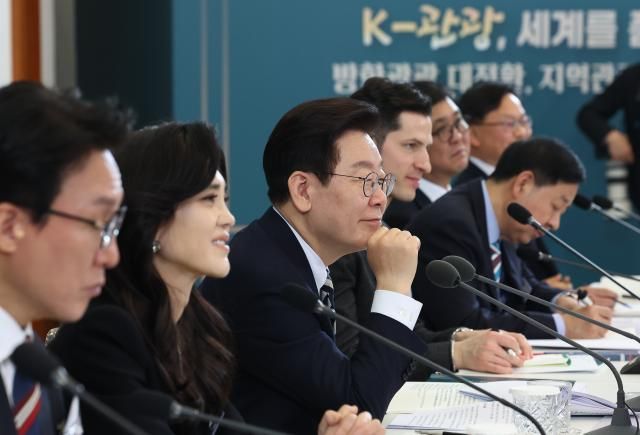  이재명 대통령이 25일 청와대에서 열린 확대국가관광전략회의에서 참석자 발언을 듣고 있다 사진연합뉴스