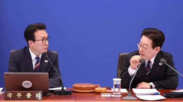 이재명 대통령과 김민석 국무총리가 24일 청와대에서 열린 국무회의에서 대화하고 있다 사진연합뉴스