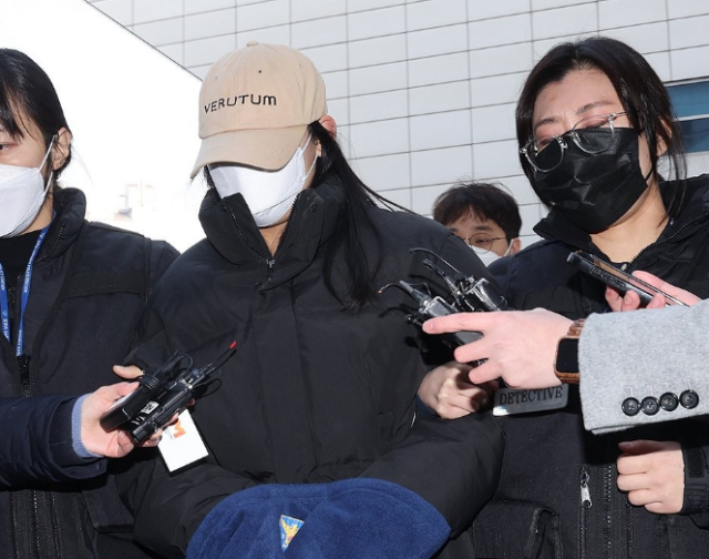 서울 강북구 수유동 모텔에서 남성 2명을 숨지게 한 혐의를 받는 20대 여성 A씨가 12일 서울북부지법에서 영장실질심사를 받기 위해 출석하고 있다 사진연합뉴스