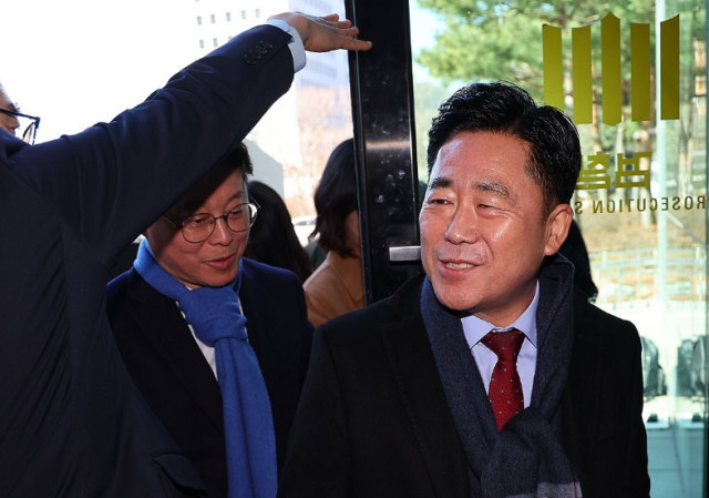 통일교 금품 수수 의혹을 받는 김규환 전 미래통합당 의원이 25일 서울 서초구 서울고등검찰청에 마련된 정교유착 검경 합동수사본부에 출석하고 있다 사진연합뉴스