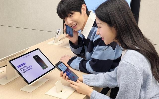 삼성 강남에 오픈한 갤럭시 스튜디오에서 방문객들이 갤럭시 S26 울트라로 ‘통화 스크리닝’ 기능을 다른 스마트폰과 비교 체험하는 모습 사진삼성전자