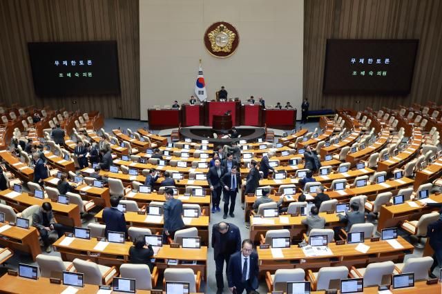 지난 25일 국회에서 열린 2월 임시국회 본회의에 법왜곡죄를 포함한 형법 일부개정법률안대안이 상정된 뒤 국민의힘 조배숙 의원이 무제한 토론을 시작하자 더불어민주당 의원들이 본회의장을 떠나고 있다사진연합뉴스