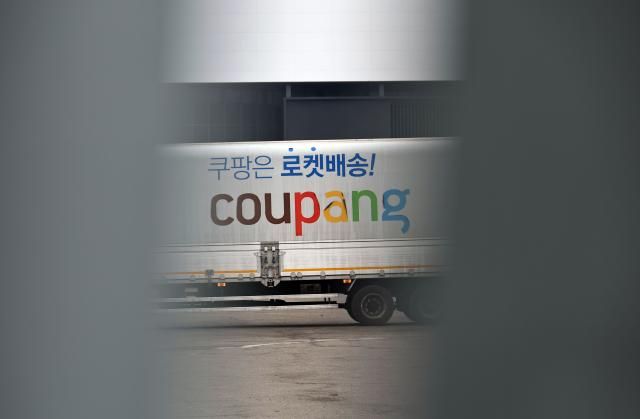 쿠팡 정보유출 3천367만건보다 커질 가능성… 서울연합뉴스 김인철 기자 10일 과학기술정보통신부가 발표한 쿠팡 개인정보 유출 및 침해 사고에 관한 민관 합동 조사 결과에 따르면 개인정보 규모는 정부가 당초 추정하던 대로 3천300만건을 넘어서고 범인이 들여다본 배송지 주소 등의 정보는 1억5천만건에 달하는 것으로 파악됐다 사진은 이날 서울의 한 쿠팡 캠프 모습 2026210 yatoyaynacokr2026-02-10 140520 저작권자 ⓒ ㈜연합뉴스 무단 전재 재배포 금지 AI 학습 및 활용 금지저작권자 ⓒ ㈜연합뉴스 무단 전재 재배포 금지 AI 학습 및 활용 금지