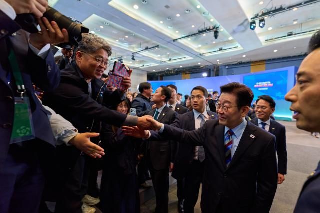 이재명 대통령이 2월 6일 경남타운홀미팅에 참석한 시민들과 악수를 하고 있다사진대통령실