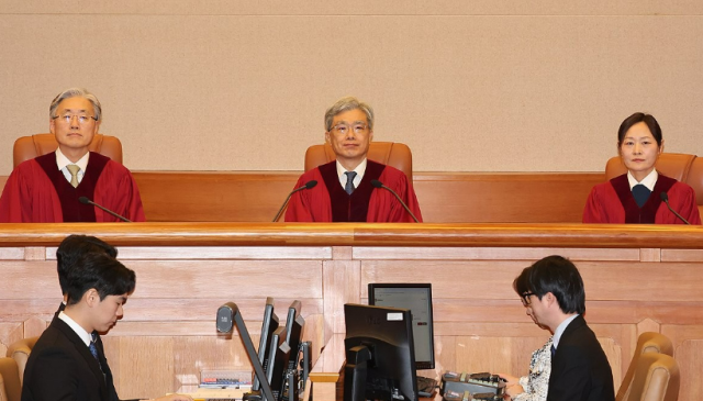 지난달 29일 서울 종로구 헌법재판소 심판정에서 열린 변호인 접견불허 위헌확인 헌법소원 선고기일에 김상환 헌법재판소장을 비롯한 헌법재판관들이 재판 시작을 기다리고 있다 사진연합뉴스