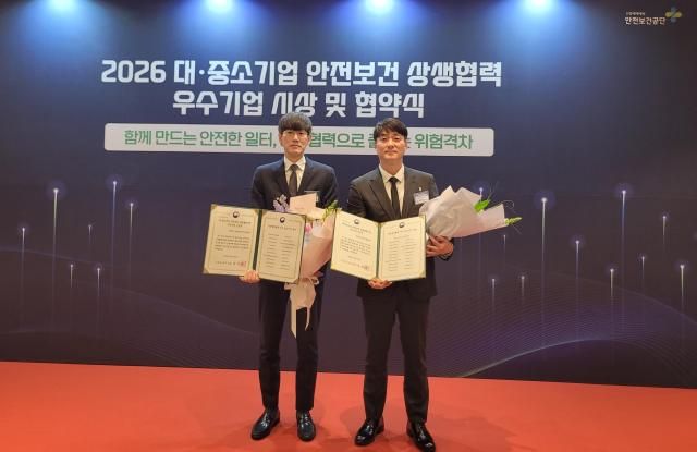 정해석 삼성전기 부사장왼쪽과 김성욱 씨더블유산업 대표이사협력사가 기념촬영을 하고있다 사진삼성전기