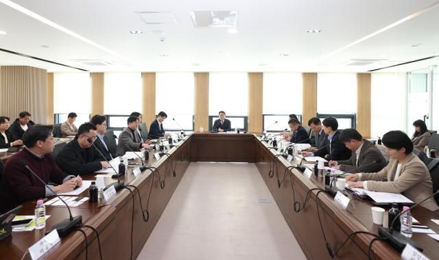 이종욱 관세청 차장이 26일 인천세관 해상특송물류센터에서 K-브랜드 보호를 위한 민관협의체 간담회를 주재하고 있다사진관세청