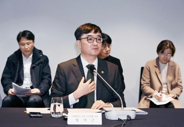 임기근 기획예산처 장관 직무대행 차관이 26일 오전 서울 영등포구 글래드 호텔에서 열린 중앙·지방정부 재정전략협의회를 주재 모두발언을 하고 있다 사진기획예산처