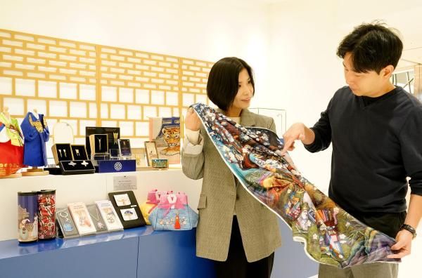 롯데면세점이 한국을 방문한 외국인 관광객들에게 우리 고유 문화를 담은 상품을 소개하기 위해 ‘K-MUSEUM GIFT’ 매장을 오픈했다 사진롯데면세점