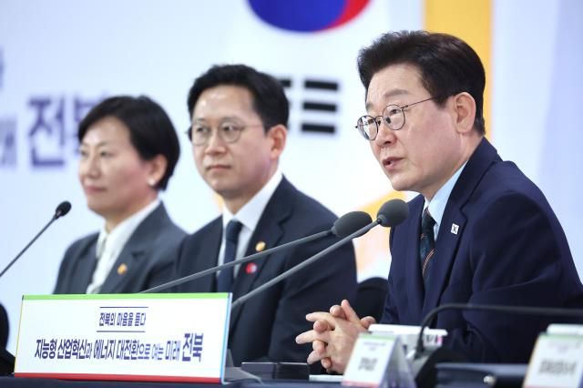 이재명 대통령이 27일 전북 전주시 전북대학교에서 열린 전북의 마음을 듣다 타운홀미팅 간담회에서 발언하고 있다 사진연합뉴스