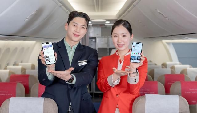 티웨이항공 객실승무원이 공식 유튜브·인스타그램 채널을 소개하고 있다 사진티웨이항공