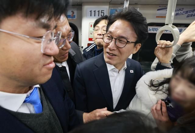 김민석 국무총리가 27일 경기도 김포시 사우역에서 김포 골드라인 열차를 타고 승객 과밀 상황을 점검하고 있다 사진연합뉴스