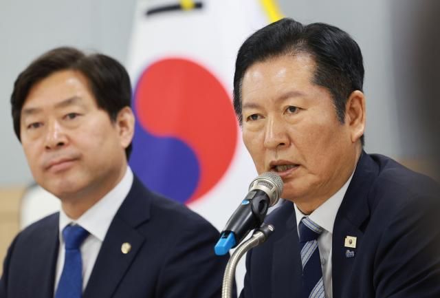 더불어민주당 정청래 대표가 27일 대구 중구 228 민주운동기념회관에서 열린 최고위원회의에서 발언하고 있다사진연합뉴스