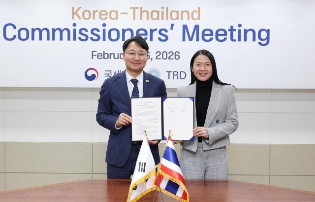 임광현 국세청장과 쿨라야 탄티테밋 태국 국세청장이 서울에서 열린 제4차 한·태국 국세청장회의에서 조세행정 약정에 서명한 후 기념사진을 촬영하고 있다사진국세청 