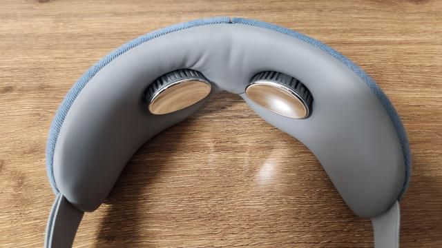 코지마 냉·온열 눈마사지기 아이오맥스는 중앙의 금속 패드가 감은 눈에 부드럽게 밀착해 편안한 냉·온감을 전달한다 사진조현미 기자