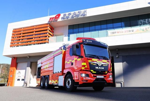  뉴 MAN TGS 6x4 캡섀시 대형물탱크 소방차 사진연합뉴스