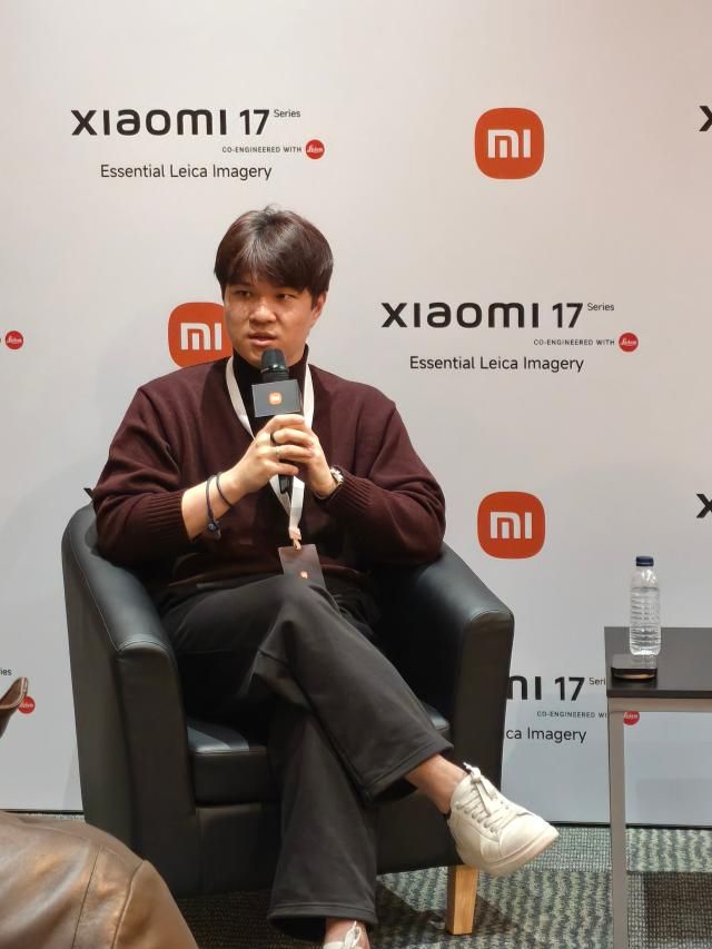 앵거스 카이 호 응 샤오미 글로벌 홍보 총괄이 28일현지시간 스페인 바르셀로나에서 열린 신제품 기자간담회에서 답하고 있다 사진샤오미 