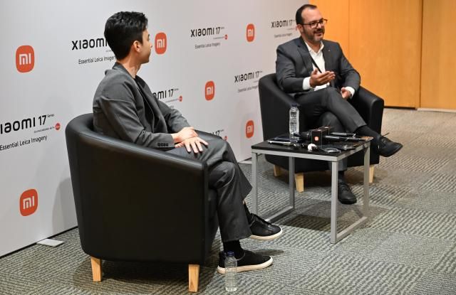 TJ 왈톤 샤오미 글로벌 대변인 겸 시니어 제품 마케팅 매니저왼쪽와 파블로 아세베도 노다 라이카 카메라 AG 모바일 사업부 디자인엔지니어 총괄오른쪽이 28일 현지시각 스페인 바르셀로나에서 열린 MWC 2026 개막 전 프리뷰 간담회에서 라이츠폰과 샤오미 17 울트라 신제품을 발표하고 있다사진샤오미