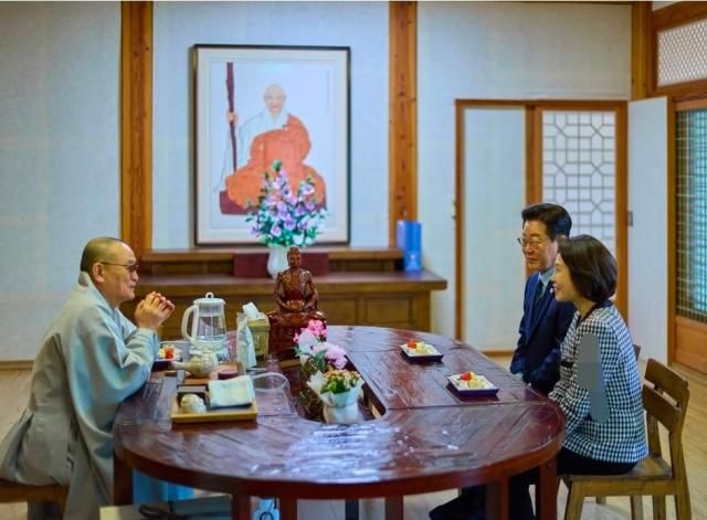 이재명 대통령 부부 내외가 2월 27일 전북 완주에 위치한 송광사를 찾아 주지 스님과 차담을 하고 있다사진이재명 대통령 SNS