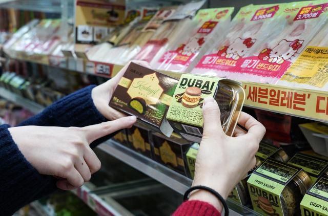 세븐일레븐이 ‘두바이 쫀득 쿠키’(두쫀쿠)의 인기를 이어갈 신상 디저트 ‘두바이식 카다이프 뚱카롱을 선보였다. [사진=세븐일레븐]