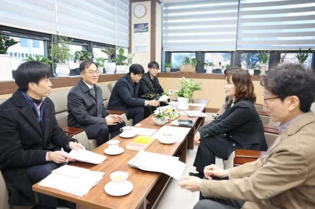 한국에너지공단 최재관 이사장왼쪽줄 좌측 2번째이 울산광역시 중구 학성동 행정복지센터를 방문하여 에너지이용권 사업 운영의 애로사항을 청취하고 있다사진에너지공단