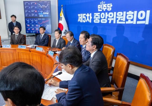 정청래 더불어민주당 대표가 2일 국회에서 열린 제5차 중앙위원회 회의에서 인사말을 하고 있다 사진연합뉴스