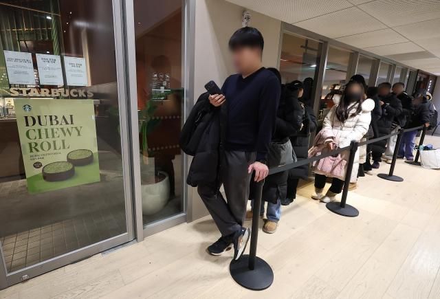 두바이 쫀득 쿠키두쫀쿠 열풍이 이어지며 스타벅스가 지난달 30일부터 6개 매장에서 두바이 쫀득롤 판매를 시작한 가운데 서울 종로구 한 스타벅스 매장에서 시민들이 두쫀롤 구매를 기다리고 있다사진연합뉴스