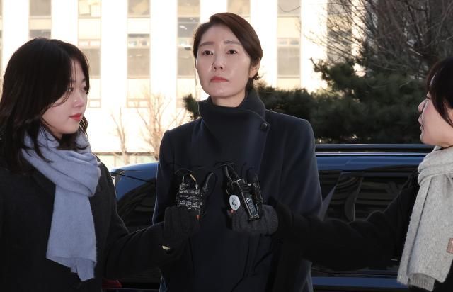 강선우 무소속 의원이 3일 서울 마포구 서울경찰청 공공범죄수사대로 출석하며 취재진의 질문을 받고 있다 사진연합뉴스