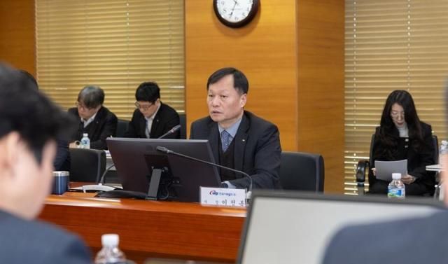 한국서부발전은 2일 충남 태안 본사에서 ‘재생에너지 사업 추진 현황 점검회의’와 ‘인공지능AI 사업 추진 현황 점검회의’를 개최했다고 3일 밝혔다 사진은 이정복 서부발전 사장이 회의를 주재하는 모습 사진한국서부발전