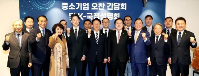 노용석 중기부 제1차관앞줄 왼쪽 네번째부터 김민석 국무총리 김기문 중앙회장 등이 3일 중소기업 오찬간담회 및 K-국정설명회에 참석한 뒤 기념 촬영을 하고 있다 사진중소기업중앙회