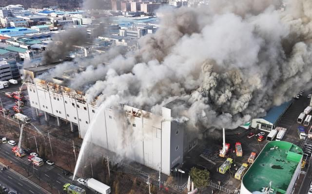 3일 오후 경기도 시흥시 정왕동 SPC삼립 시화공장에서 화재가 발생해 소방관들이 진화작업을 하고 있다 사진연합뉴스