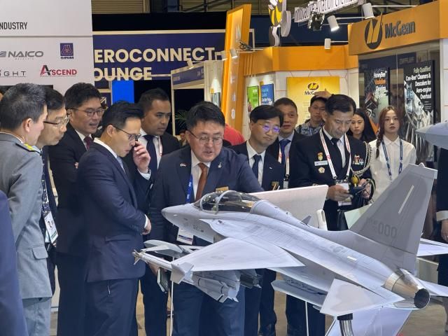 조우래 KAI 수출마케팅 본부장이 데스몬드 추 싱가포르 국방부 국무장관에게 KAI 제품을 소개하고 있다 사진KAI