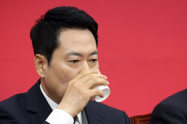 장동혁 국민의힘 대표가 지난 2일 국회에서 열린 최고위원회의에서 물을 마시고 있다 사진연합뉴스