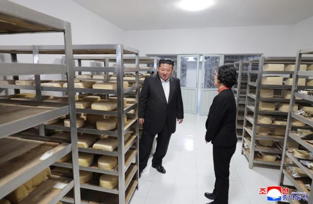 지난 2일 김정은 북한 국무위원장이 참석한 가운데 삼광축산농장 조업식을 진행했다고 조선중앙통신이 3일 보도했다 사진연합뉴스