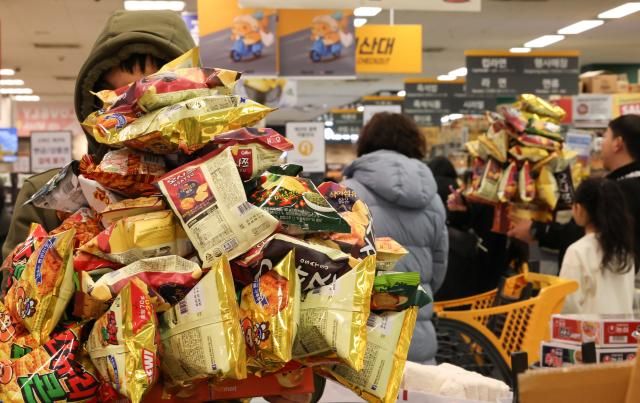 과자 무한 담기 서울연합뉴스 이진욱 기자 1일 서울 영등포구 이마트 영등포점에서 시민들이 과자를 들고 계산대 앞에서 대기하고 있다 이마트는 지난달 29일부터 2만5000원을 내고 지정된 박스에 과자를 무제한 담을 수 있는 행사를 열고 있다 202621 cityboyynacokr2026-02-01 151144 저작권자 ⓒ ㈜연합뉴스 무단 전재 재배포 금지 AI 학습 및 활용 금지저작권자 ⓒ ㈜연합뉴스 무단 전재 재배포 금지 AI 학습 및 활용 금지