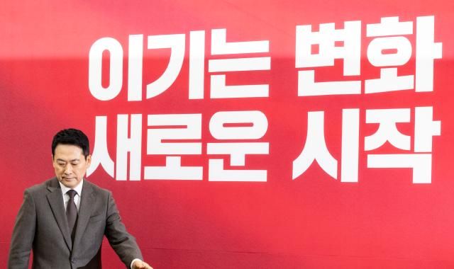 장동혁 국민의힘 대표가 지난달 29일 국회에서 열린 최고위원회의에 입장하고 있다 사진연합뉴스