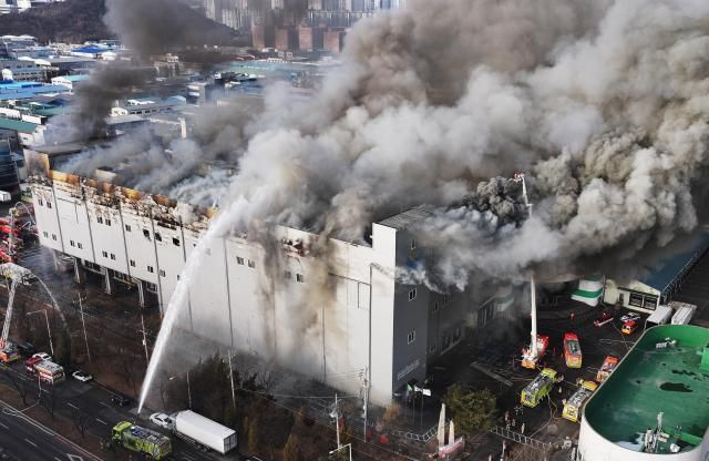 연기 치솟는 시흥 SPC삼립 시화공장 시흥연합뉴스 홍기원 기자 3일 오후 경기도 시흥시 정왕동 SPC삼립 시화공장에서 화재가 발생해 소방관들이 진화작업을 하고 있다 202623 xanaduynacokr2026-02-03 174838 저작권자 ⓒ ㈜연합뉴스 무단 전재 재배포 금지 AI 학습 및 활용 금지저작권자 ⓒ ㈜연합뉴스 무단 전재 재배포 금지 AI 학습 및 활용 금지