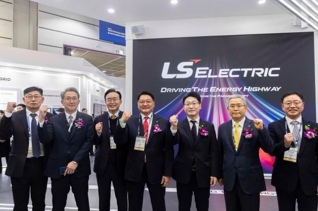LS일렉트릭이 4일부터 6일까지 사흘간 서울 코엑스에서 열리는 일렉스 코리아 2026에 참가한다 사진은 구자균 LS일렉트릭 회장왼쪽 네번째과 채대석 LS일렉트릭 대표왼쪽 첫번째가 4일 일렉스 코리아 2026에서 기념사진을 촬영하고 있는 모습 사진LS일렉트릭