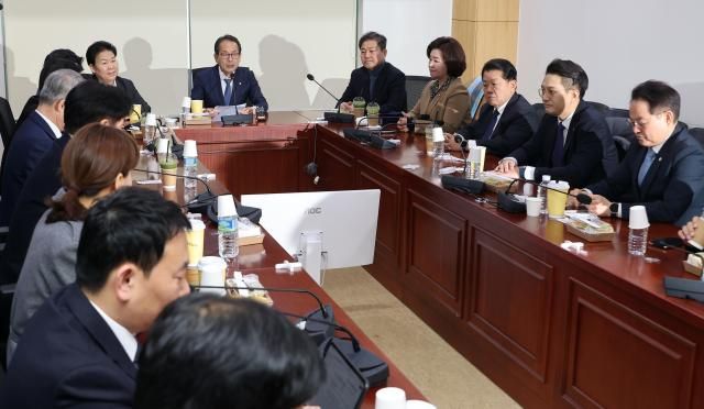  더불어민주당 재선 의원 모임인 더민재 강준현 의원 등이 4일 국회 의원회관에서 모임을 열고 합당 추진 등 당내 현안에 관해 논의하고 있다사진연합뉴스