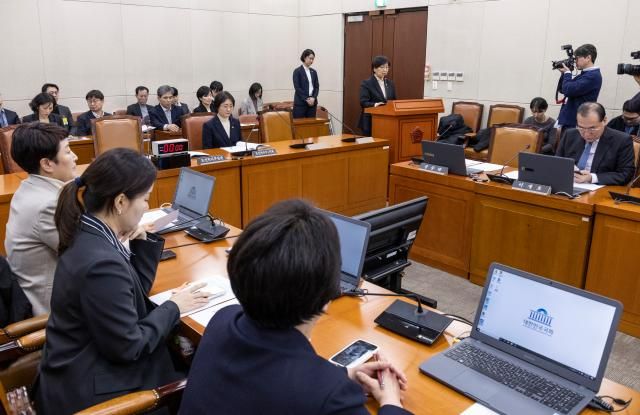 정은경 보건복지부 장관이 7일 국회에서 열린 복지위 전체 회의에서 아동수당법 개정안 통과된 뒤 정부를 대표해 인사하고 있다 사진연합뉴스 