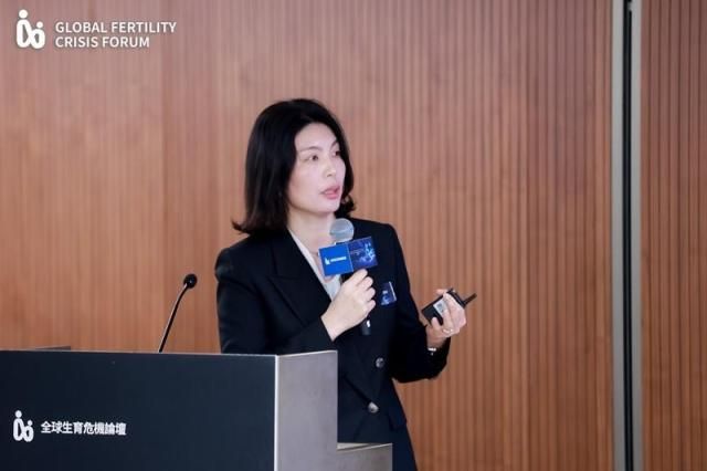 유혜미 한양대 교수가 홍콩에서 열린 ‘2026 글로벌 출산율 위기 포럼’에서 발표를 진행하고 있다 사진제노베이션 재단