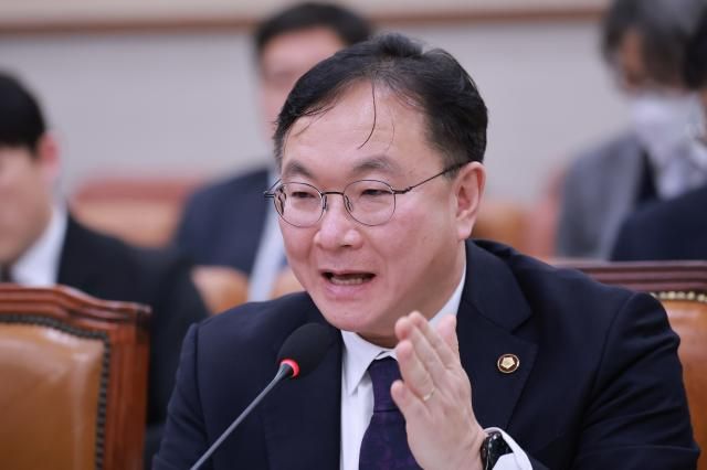 박영재 법원행정처장이 4일 국회에서 열린 법제사법위원회 전체회의에서 의원 질의에 답하고 있다 사진연합뉴스