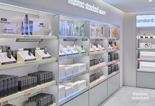 지난해 11월 리뉴얼 오픈한 무신사 스탠다드 홍대 플래그십 스토어 매장 내 조성된 뷰티존 사진무신사