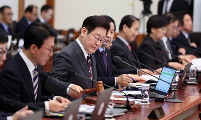 이재명 대통령이 3일 청와대에서 의사봉을 두드리며 국무회의 개회를 선언하고 있다 사진연합뉴스