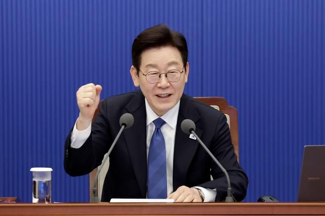 이재명 대통령이 5일 청와대 여민관에서 열린 수석보좌관회의에서 밀라노·코르티나담페초 동계 올림픽 대한민국 선수단을 응원하며 파이팅을 외치고 있다사진연합뉴스