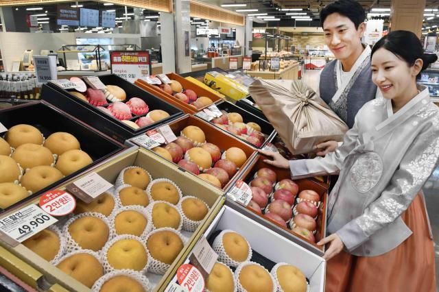 모델들이 5일 서울 등촌동 ‘홈플러스 메가 푸드 마켓 라이브’ 강서점에서 ‘2026 설날 선물세트’ 본판매 상품을 소개하고 있다사진홈플러스 