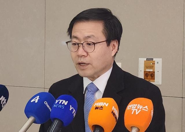 트럼프 대통령의 관세 인상 위협에 대응하기 위해 미국을 방문한 여한구 산업통상부 통상교섭본부장이 5일 인천국제공항 2터미널을 통해 귀국 후 취재진의 질문에 답하고 있다 사진연합뉴스