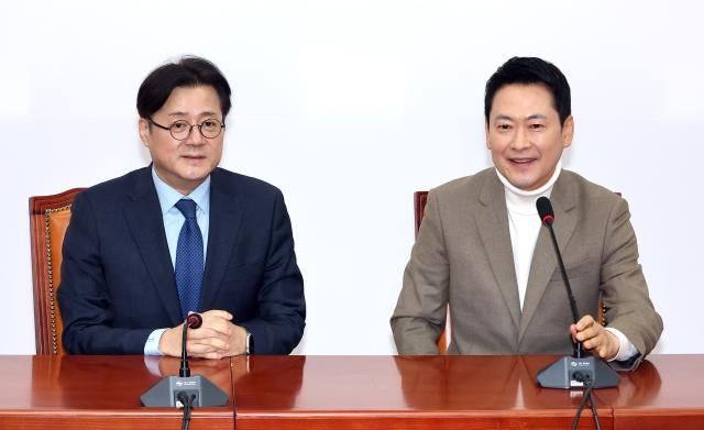 장동혁 국민의힘 대표오른쪽와 홍익표 청와대 정무수석이 5일 국회에서 만나 얘기를 나누고 있다사진연합뉴스