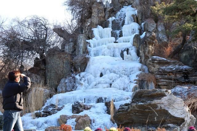 강추위에 얼어붙은 인공폭포 사진연합뉴스