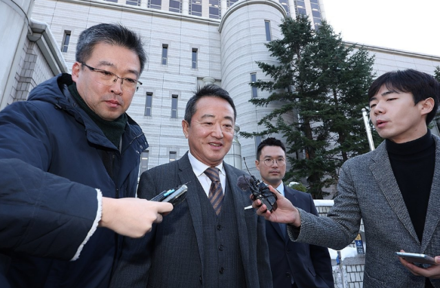 골관절염 유전자치료제 인보사케이주인보사 성분 조작 관련 의혹으로 재판에 넘겨진 이웅열 코오롱 명예회장이 29일 오전 서울 서초구 서울중앙지법에서 열린 1심에서 무죄 선고를 받은 뒤 청사를 나서는 모습 사진연합뉴스